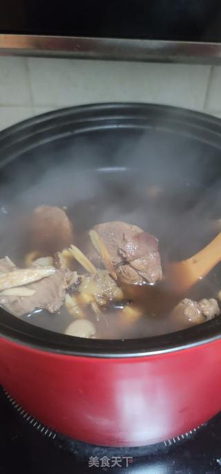 抓鸭子煲汤的做法