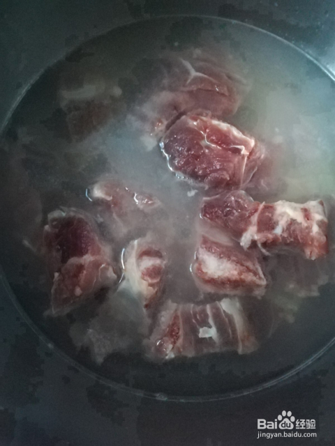 奶汁根炖排骨的做法