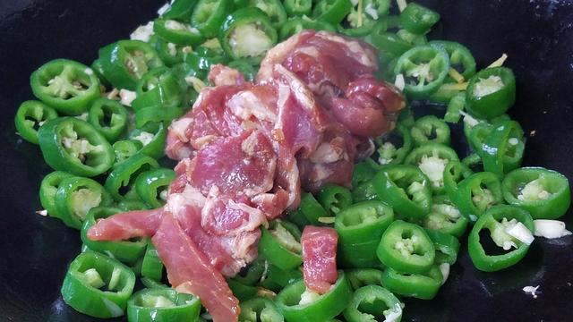 猪肉闷鸡蛋做法
