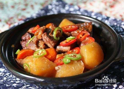 胡萝卜炖牛腩汤的做法