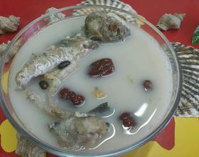 镰刀鱼炖豆的做法