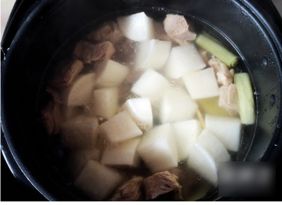 白蘑菇汤炖肉的做法