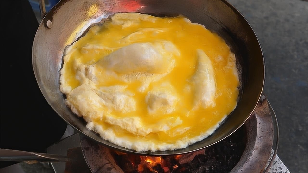 夜市煎鸡蛋做法完整视频