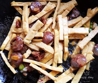 尖椒豆腐丝炒腊肠的做法