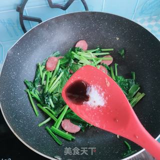 鸡蛋肠炒菠菜的做法