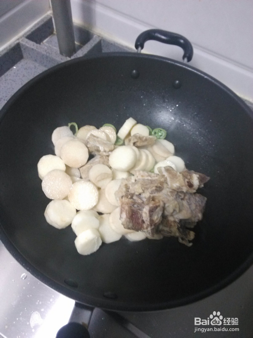 山药磨菇类炖排骨的做法