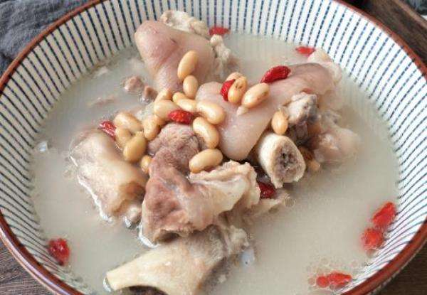 芸豆黄豆猪蹄汤的做法