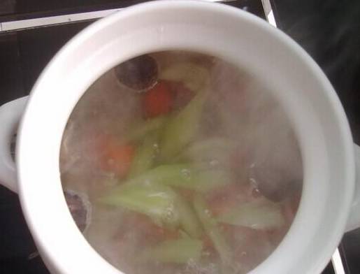 排骨煲鸽子蛋汤的做法