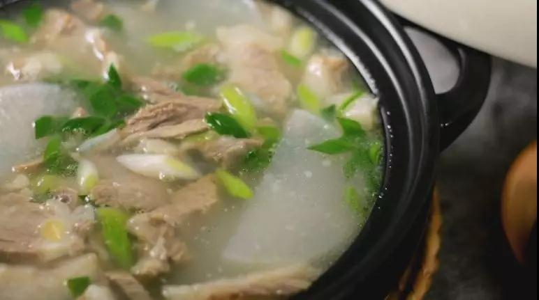 排骨煲鸽子蛋汤的做法