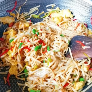 鱼丸鸡蛋炒面做法窍门视频