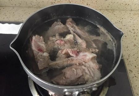 荔枝煲牛排骨汤的做法