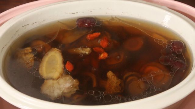 杂菌排骨煲汤的做法