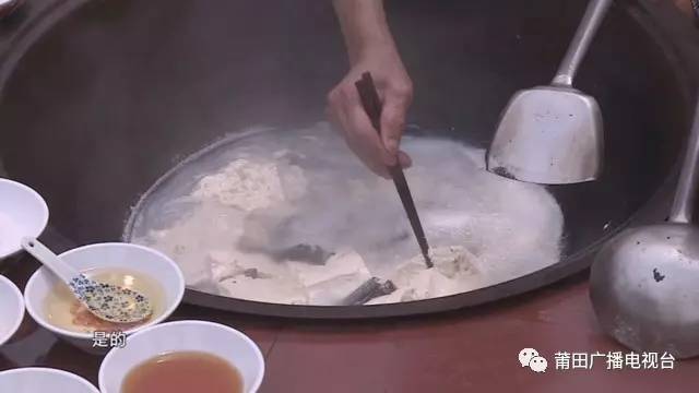 红菇海鲜焖豆腐的做法
