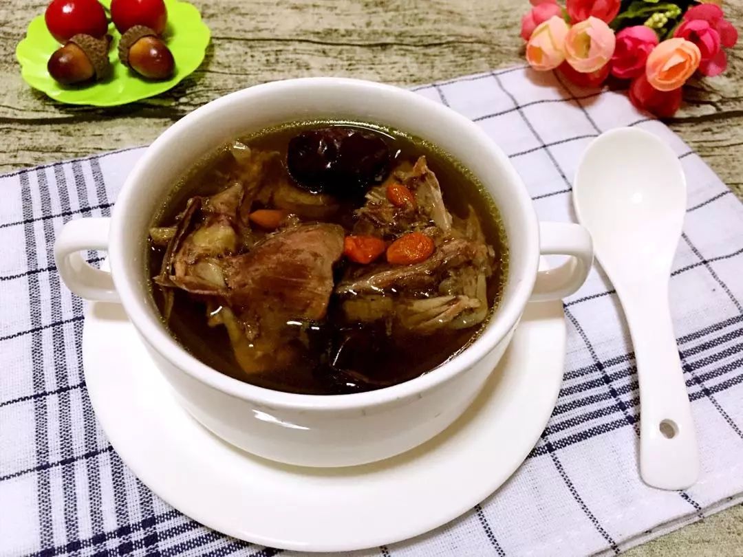 粤菜炖鸽子汤的做法