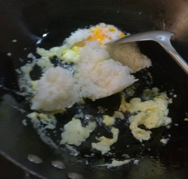 鸡蛋大葱盖浇饭的做法