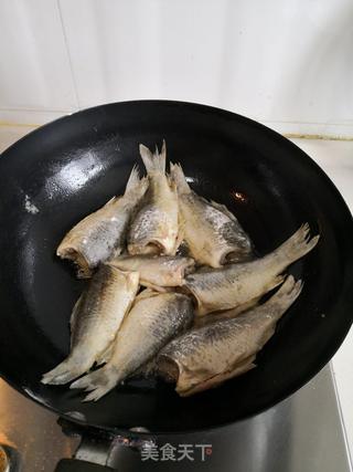 微波小笔管鱼的做法