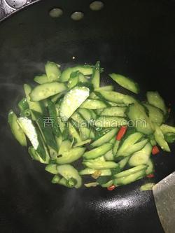 鸡蛋跟黄瓜的做法