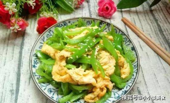 煎排骨鸡蛋青椒的做法