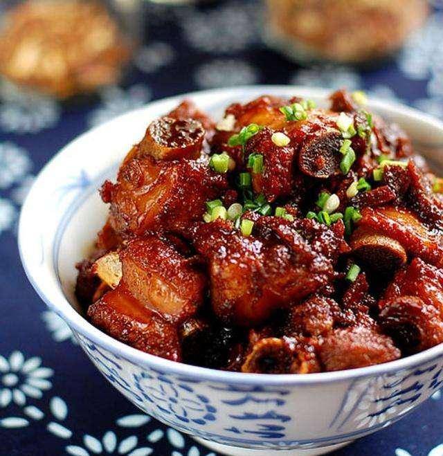 煎排骨鸡蛋青椒的做法