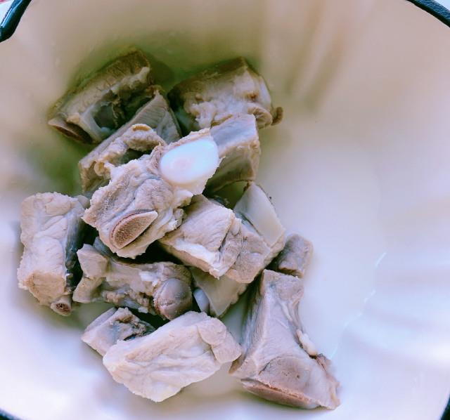 排骨炖木耳比较多的做法