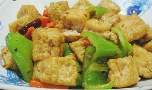 辣椒炒豆腐泡的做法