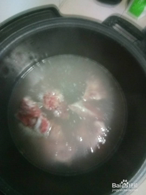给宝宝煲排骨汤锅的做法