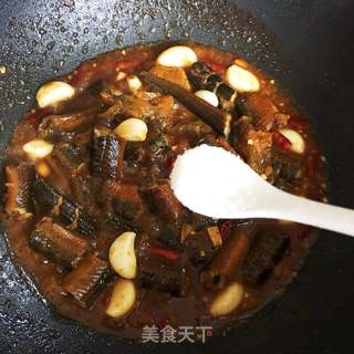 黄鳝烧小杂鱼的做法