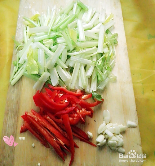 香芹炒水豆腐的做法