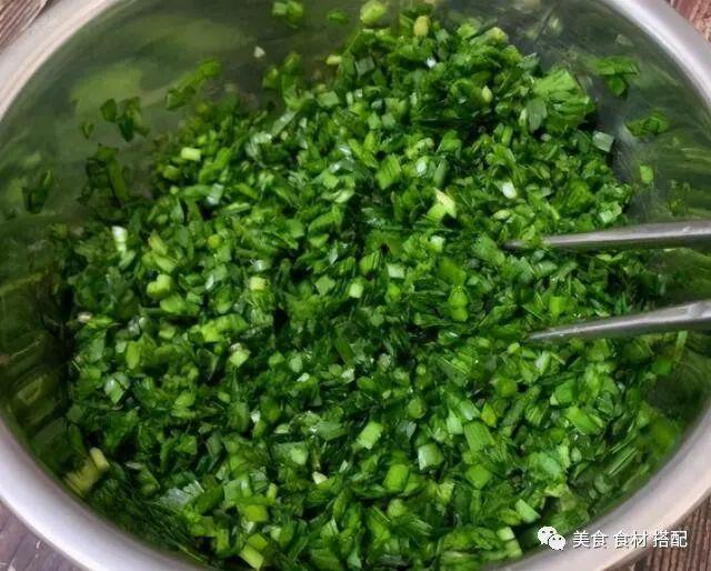 韭菜盒子加生鸡蛋做法