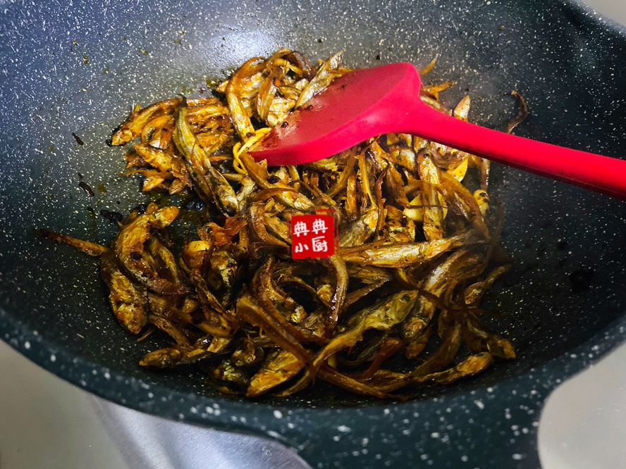 辣椒炒小毛鱼的做法