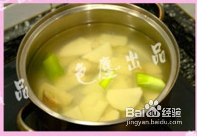 银耳鸡肉土豆汤的做法