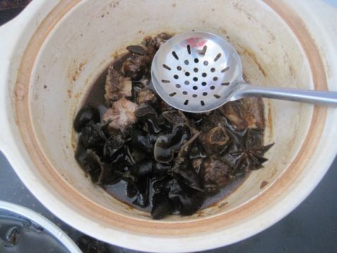 白木耳烧排骨汤的做法
