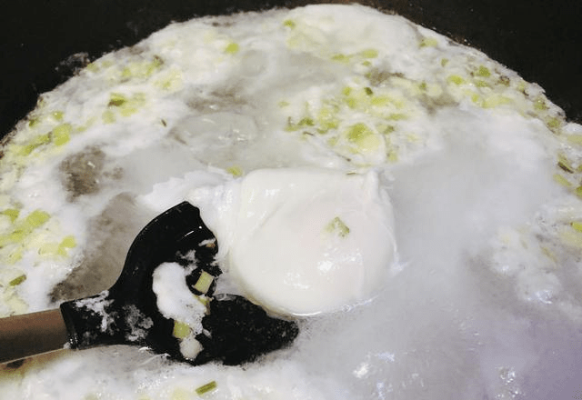 盐煮挂面鸡蛋的做法