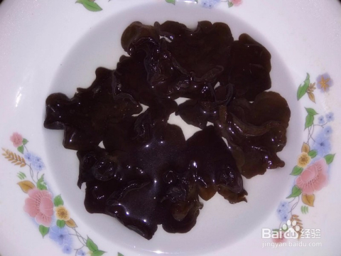 香菇豆腐青椒木耳的做法