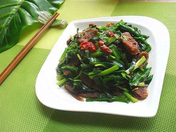 韭菜炒腊肠的做法
