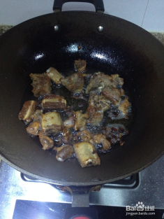 用排骨炒糖酥的做法