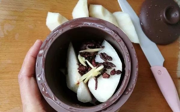 排骨雪梨琵琶汤的做法