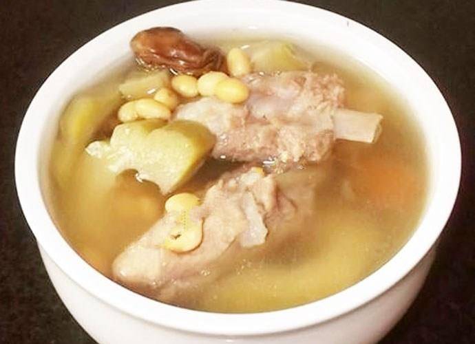 过油鸡蛋炖排骨的做法