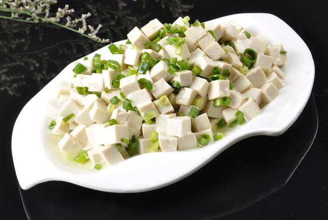 拌豆腐块小吃的做法