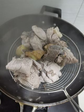 酸菜炖萝卜骨头汤的做法