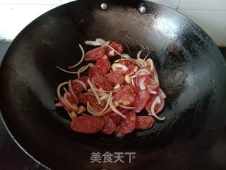鸡蛋洋葱炒香肠做法
