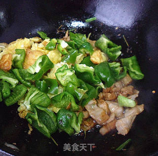 冻鸡蛋炒辣椒的做法