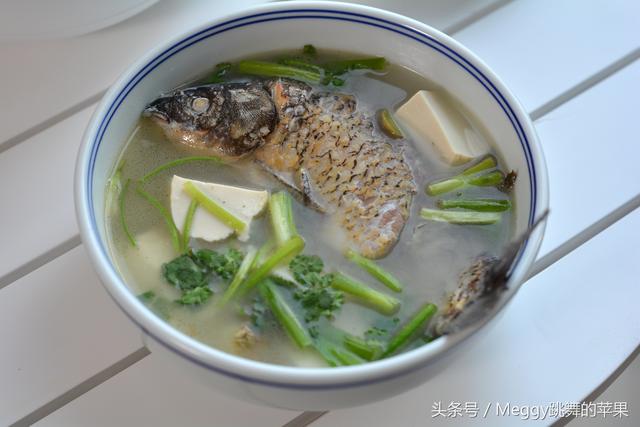 椰汁鲫鱼豆腐汤的做法