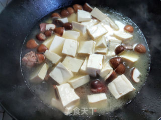 腊排骨炖筋豆腐的做法