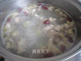 红汤青豆肥肠汤的做法