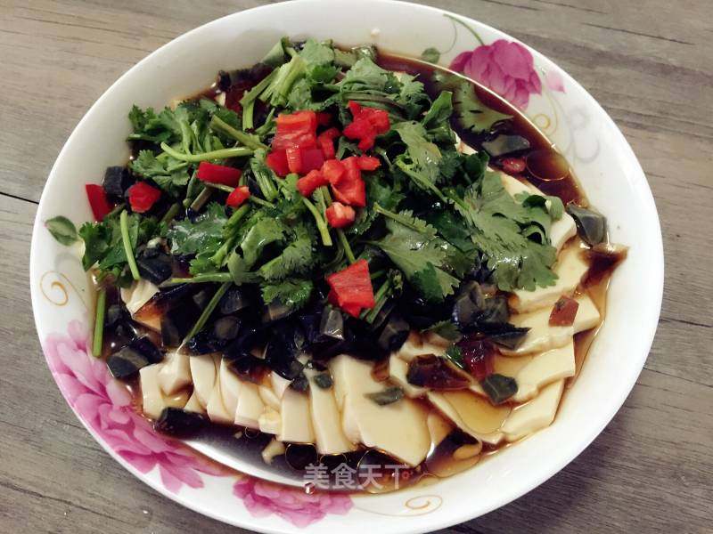 皮蛋豆腐拌虾仁的做法