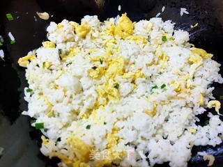玉米鸡蛋葱花炒饭做法