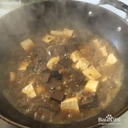 猪血烧豆腐的大锅做法