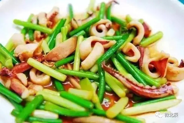 蒜苔炒鱿鱼爪，鲜美口感，营养满分的小炒佳品