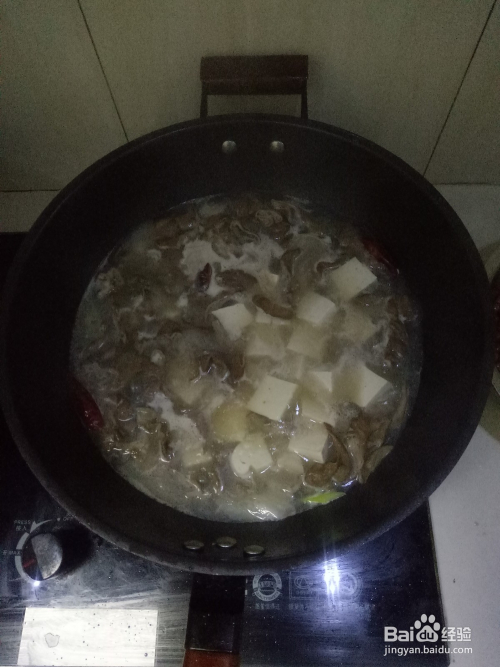 肥肠炖豆腐白汤，浓郁醇香，滋养身心